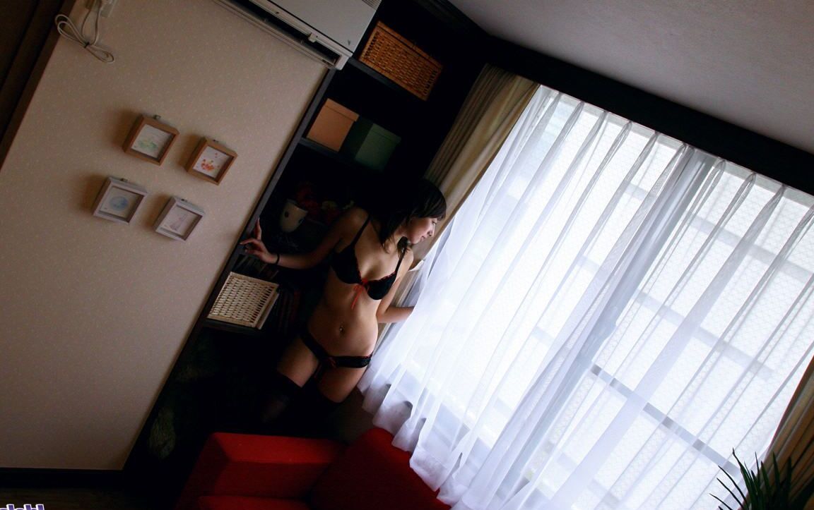 La belleza japonesa 16P Jyuri Kanoh expone el vello púbico y las tetas en bikini plateado