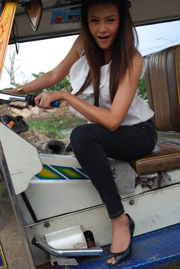 21P Sexy Filipina Hanna Lee chupa e monta um pau latejante no casting
