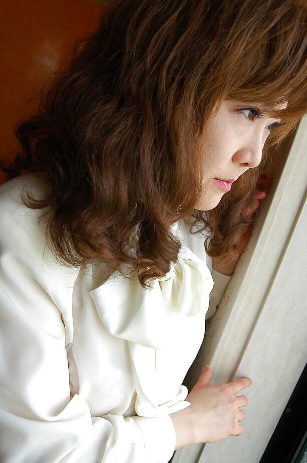 16P MILF asiatique potelée à la chatte poilue Kyoko Nakano se déshabille sur le lit