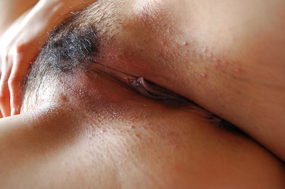 16P MILF asiatique potelée à la chatte poilue Kyoko Nakano se déshabille sur le lit