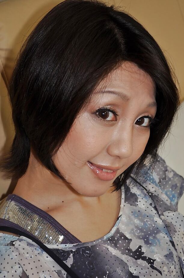 16P Linda asiática MILF Mayumi Iihara se despindo e se masturbando sua boceta