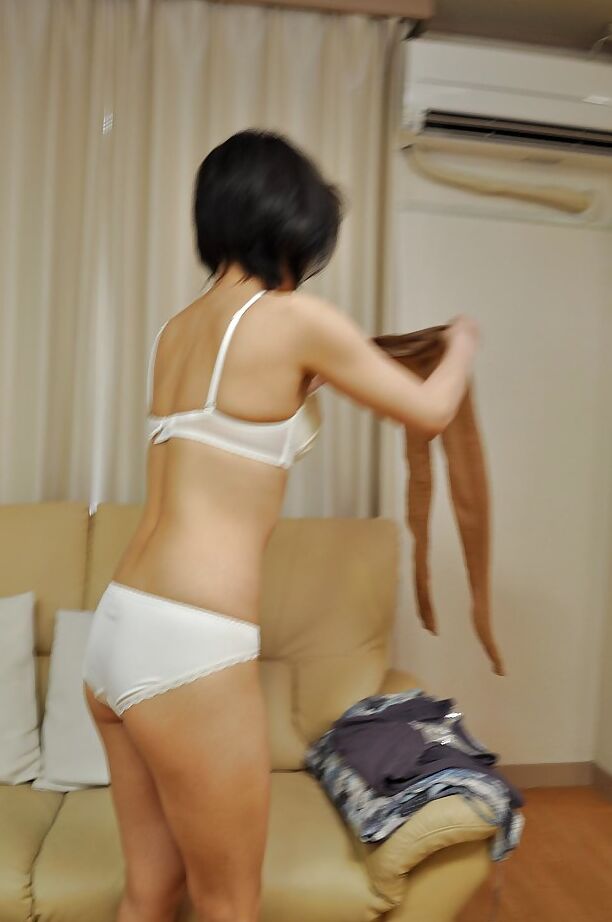 16P Linda asiática MILF Mayumi Iihara se despindo e se masturbando sua boceta