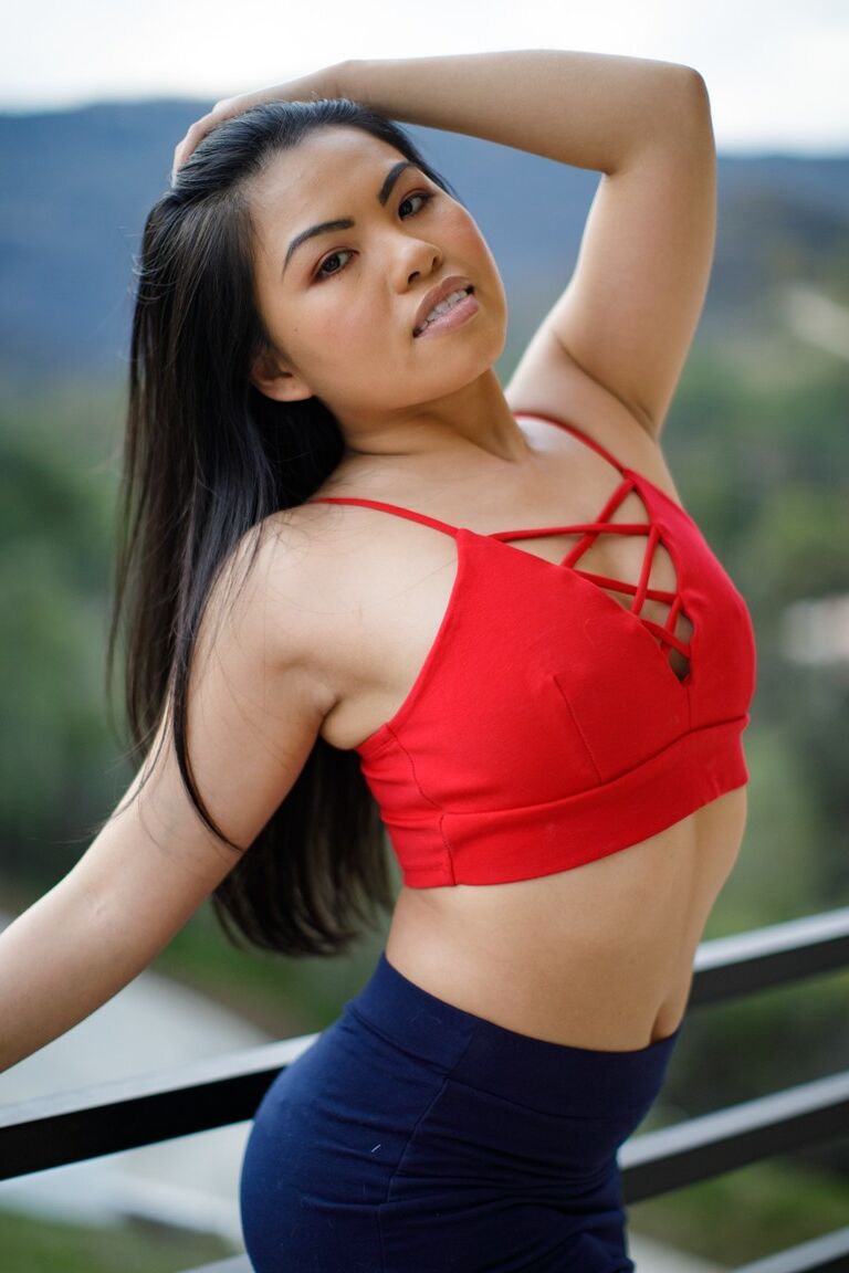 Cindy Starfal, une asiatique de 15P, remonte sa jupe avant de se mettre nue sur un balcon.