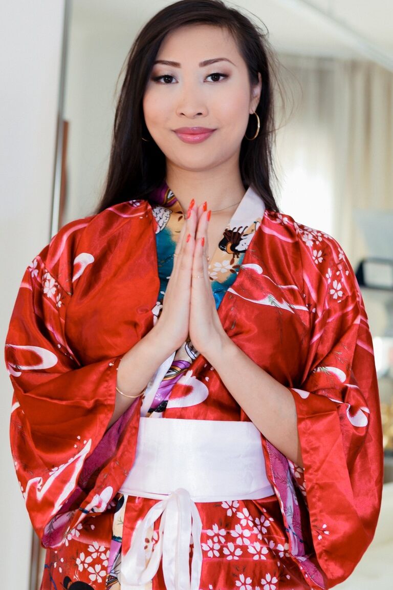 15P Sharon Lee, une asiatique sexy et plantureuse, écarte largement sa chatte rasée et son cul pour des photos.