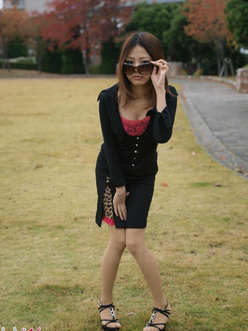 15P Japonesa completamente vestida levanta sus gafas de sol para mostrar su cara bonita