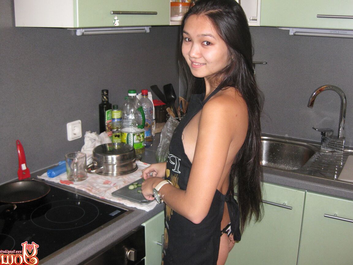 21P Joven ama de casa asiática la pequeña Rita se quita las bragas