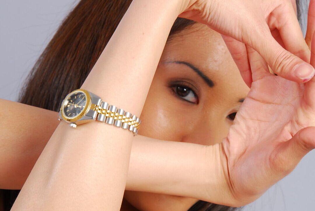 16P La linda asiática Davon Kim usa un Rolex Lady durante una sesión sin desnudos