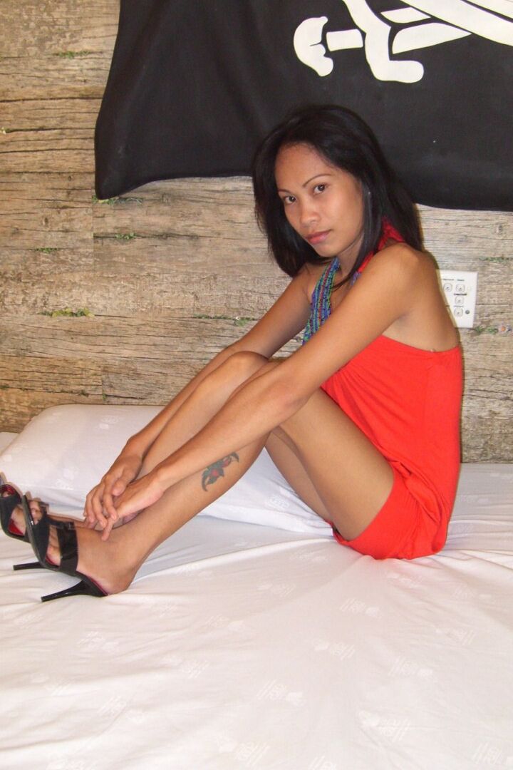 15P Filipina delgada se desnuda antes de chupar una polla en la bañera