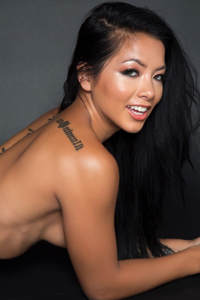 21P La guapa asiática morena Morgan Lee mostrando su impecable cuerpo desnudo