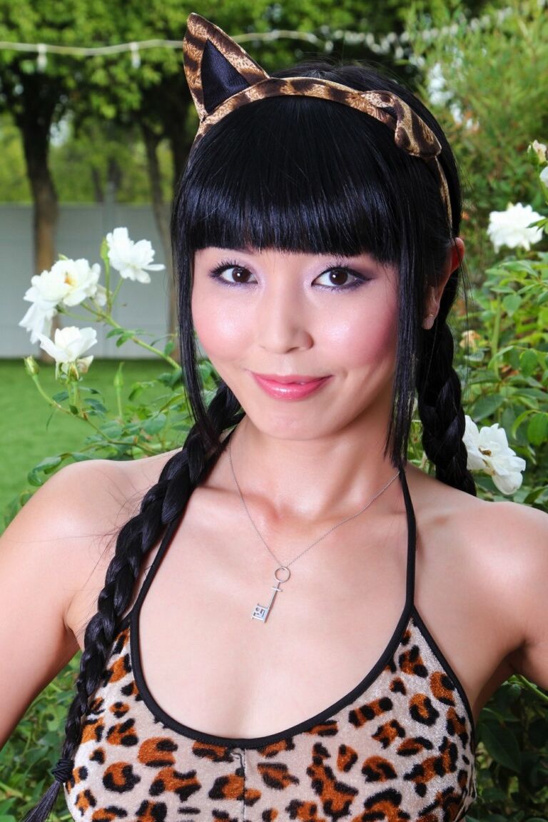 12P Fumar gostosa japonesa MILF Marica Hase fica suja em sua roupa de leopardo