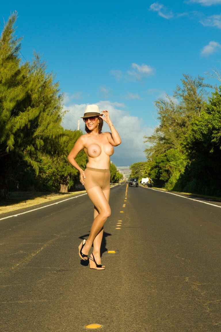 16P A senhora mais velha sexy Roni Ford tira a meia e sai para a estrada