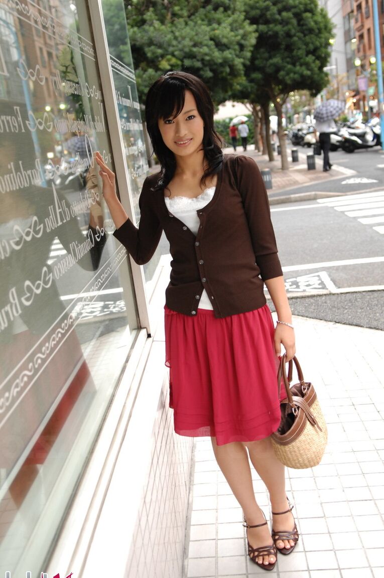 15P La belleza japonesa Mio Kanna pasea por el centro con una falda hasta la rodilla