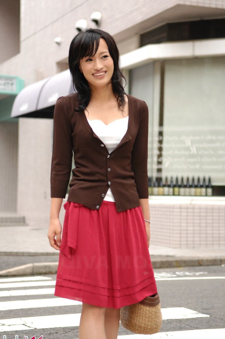 15P La belleza japonesa Mio Kanna pasea por el centro con una falda hasta la rodilla