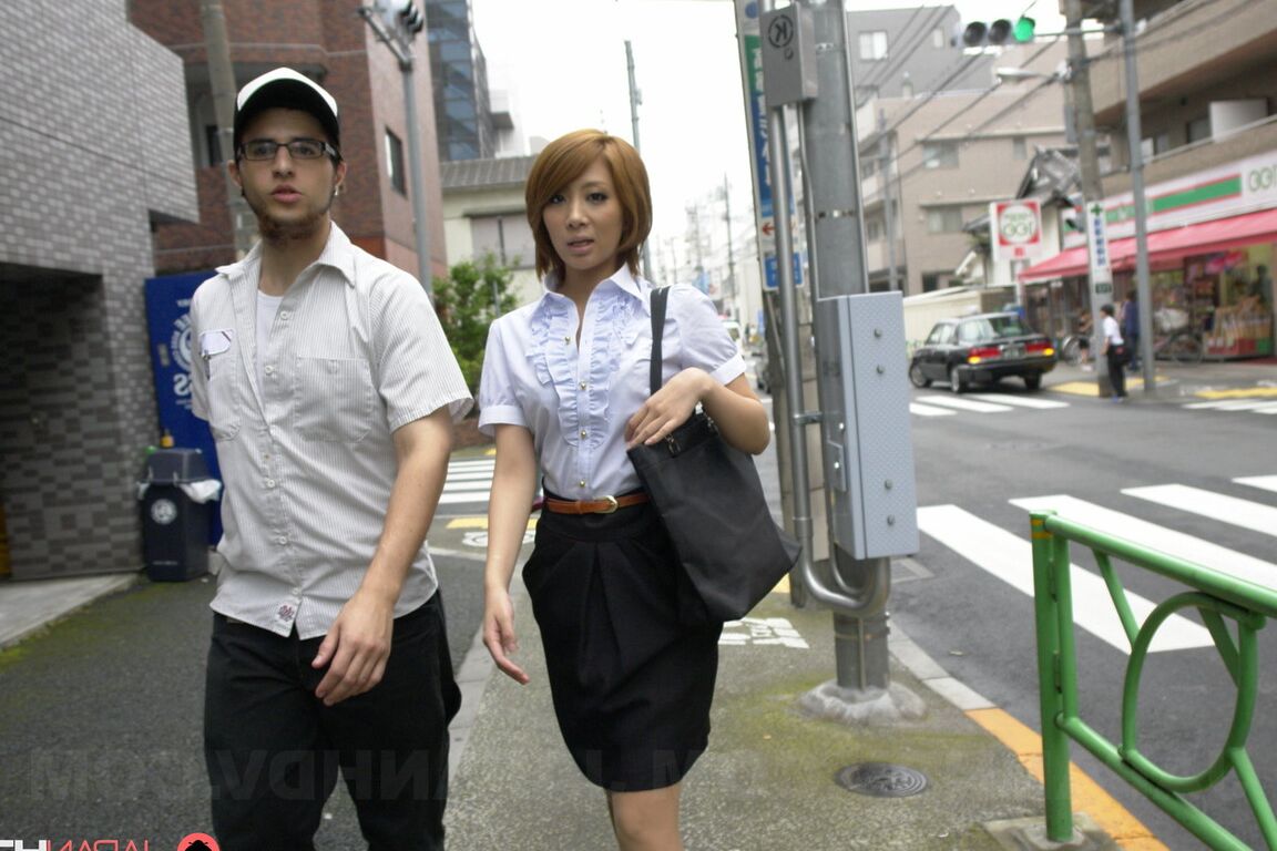 21P Yuka Sawakita, une asiatique en chaleur, se fait ligoter et jouer par des hommes noirs