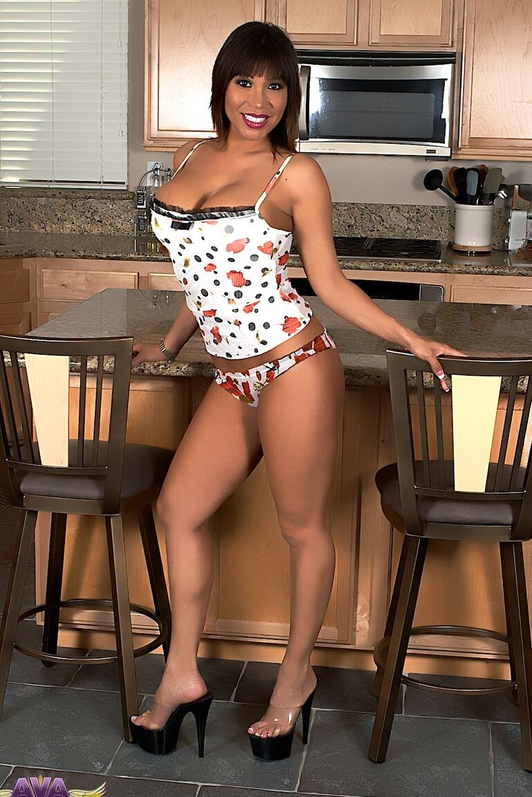 21P La sexy asiática Ava Devine se desnuda en la encimera de la cocina