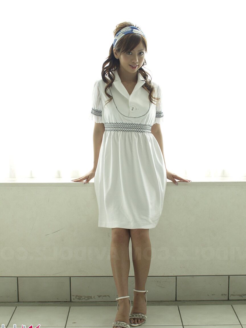 15P La agradable joven japonesa Misato Matsu posa no desnuda con un vestido y tacones con correa en el tobillo