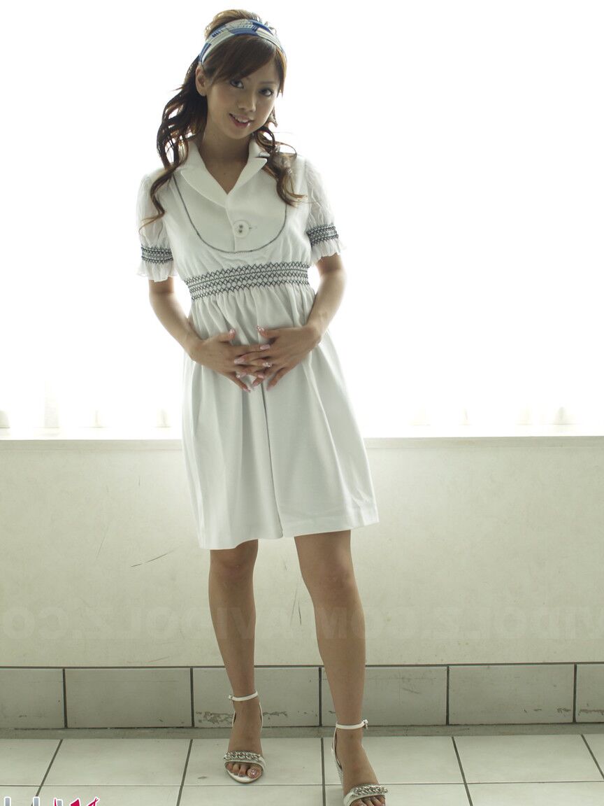 15P La agradable joven japonesa Misato Matsu posa no desnuda con un vestido y tacones con correa en el tobillo
