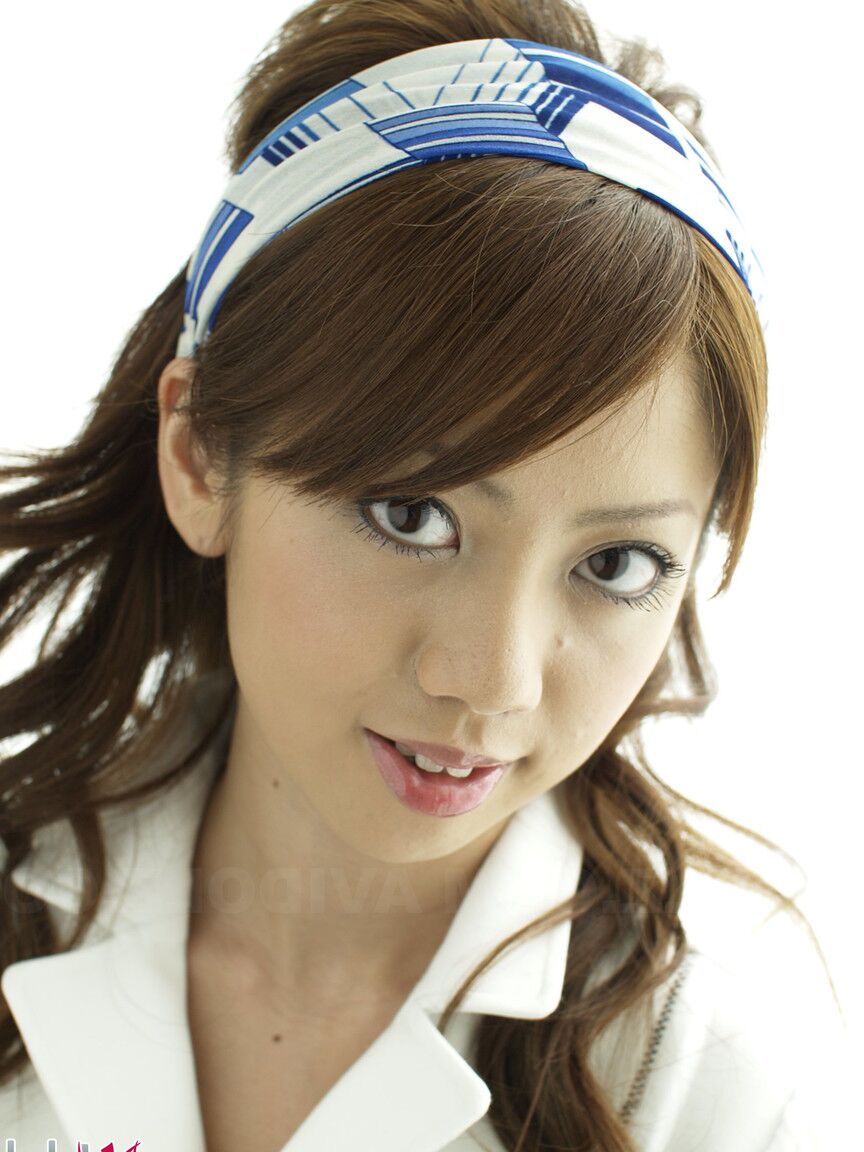 15P La agradable joven japonesa Misato Matsu posa no desnuda con un vestido y tacones con correa en el tobillo