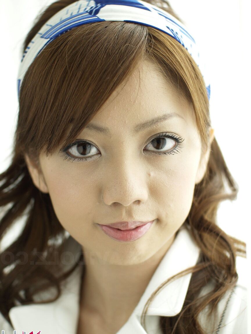 15P La agradable joven japonesa Misato Matsu posa no desnuda con un vestido y tacones con correa en el tobillo