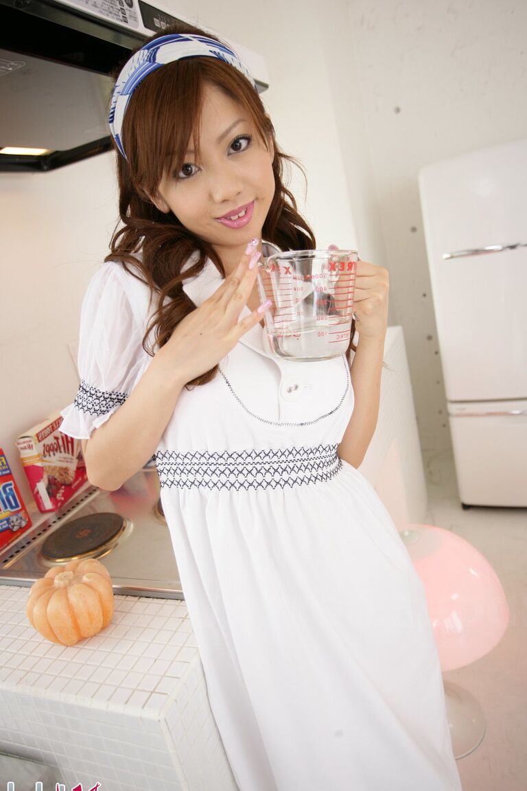 15P La agradable joven japonesa Misato Matsu posa no desnuda con un vestido y tacones con correa en el tobillo