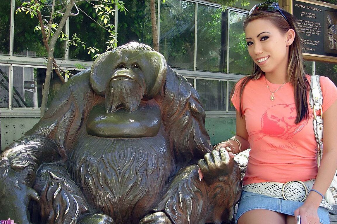 16P Asiática amateur muestra sus bragas y sus tetas bajo la falda mientras visita un zoológico