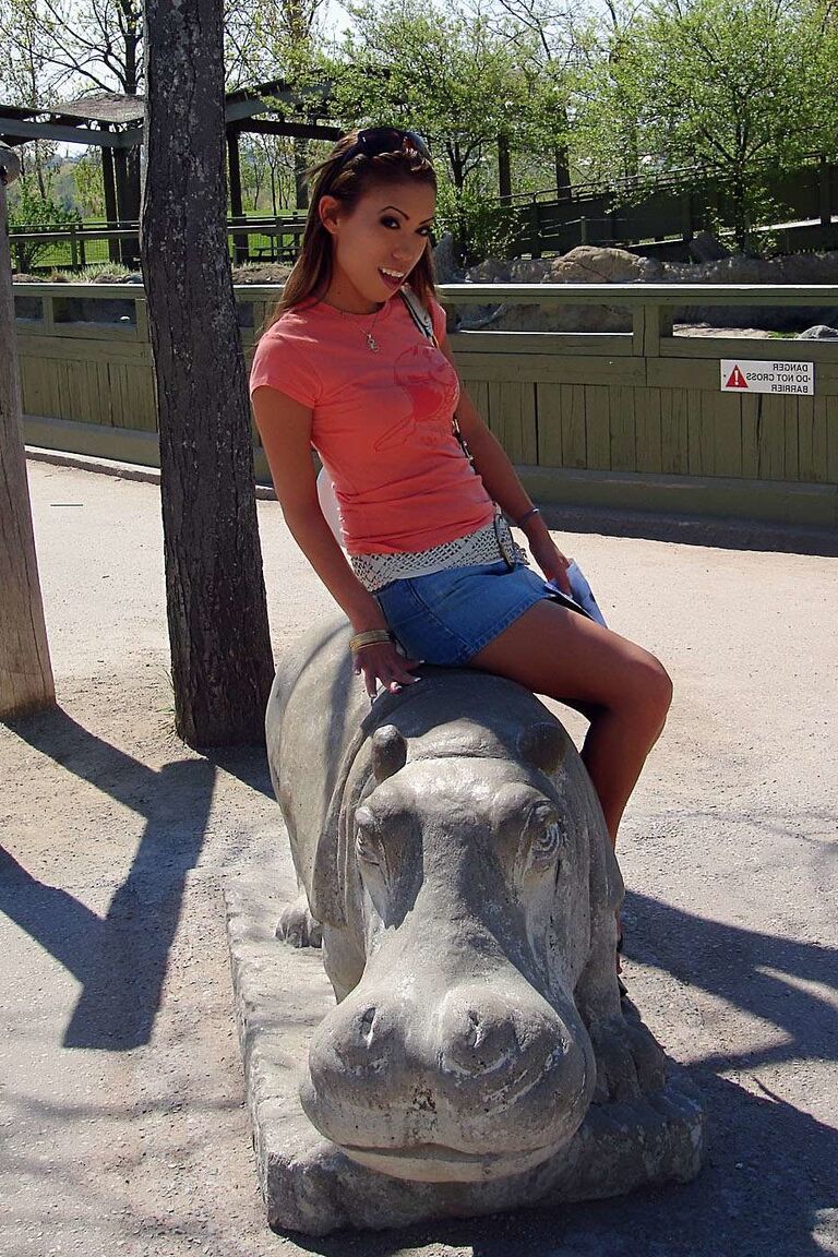 16P Asiática amateur muestra sus bragas y sus tetas bajo la falda mientras visita un zoológico