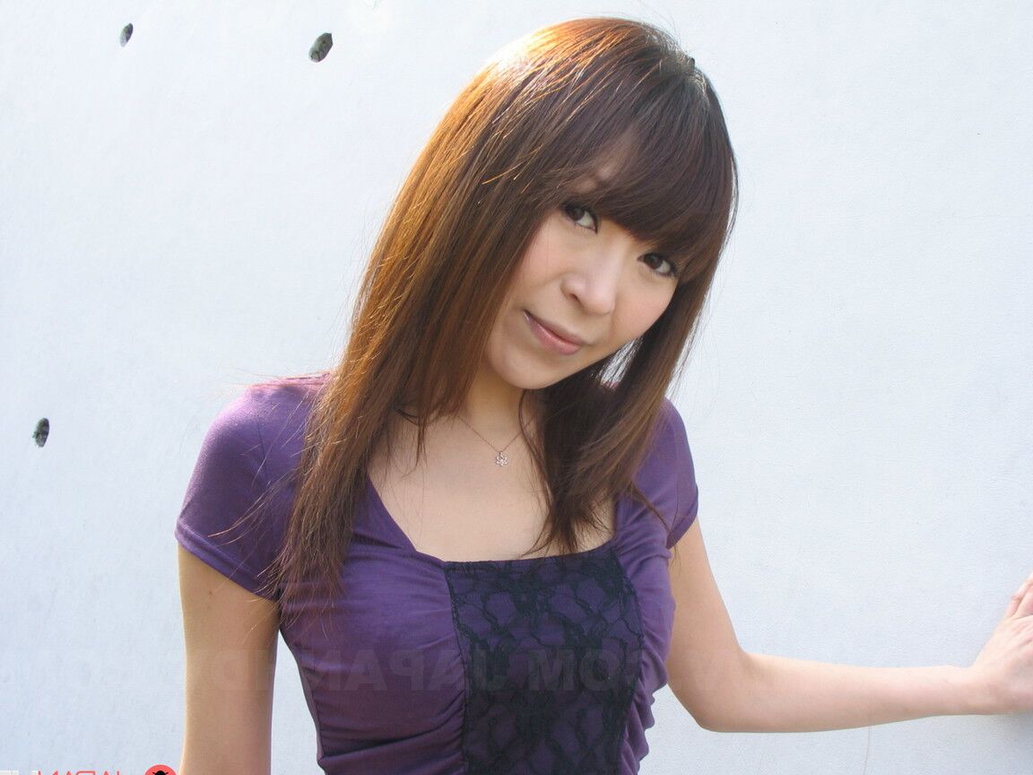 21P La petite MILF japonaise Jun Kusanagi se fait surprendre en train de se masturber en public