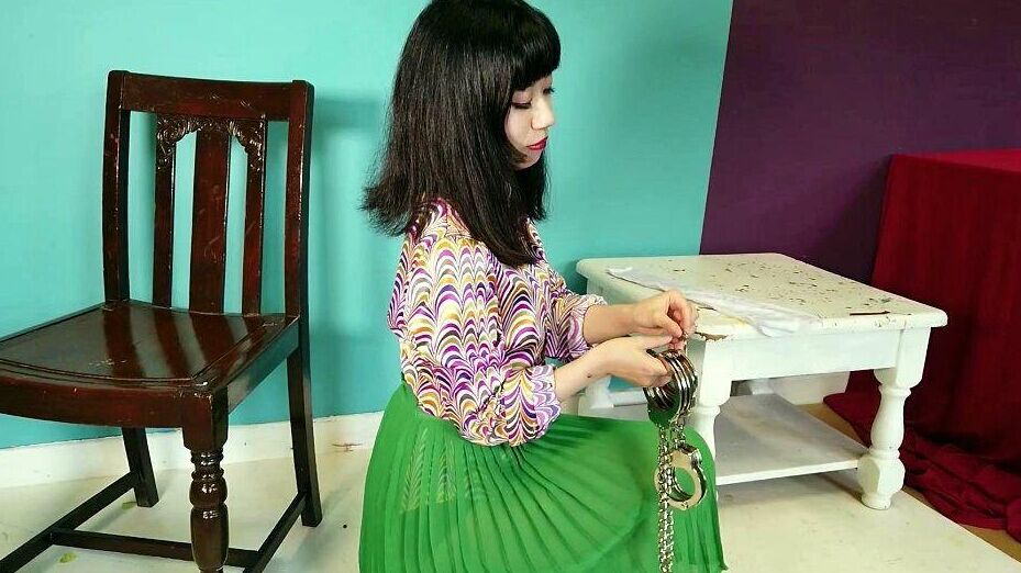 16P Close Asian chick removes ankle cuffs after being chained to a chair