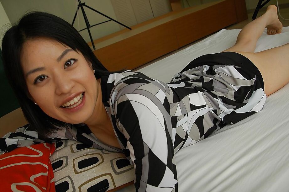 16P Frisky asiática MILF Misuzu Okazaki se despindo e abrindo os lábios de sua buceta