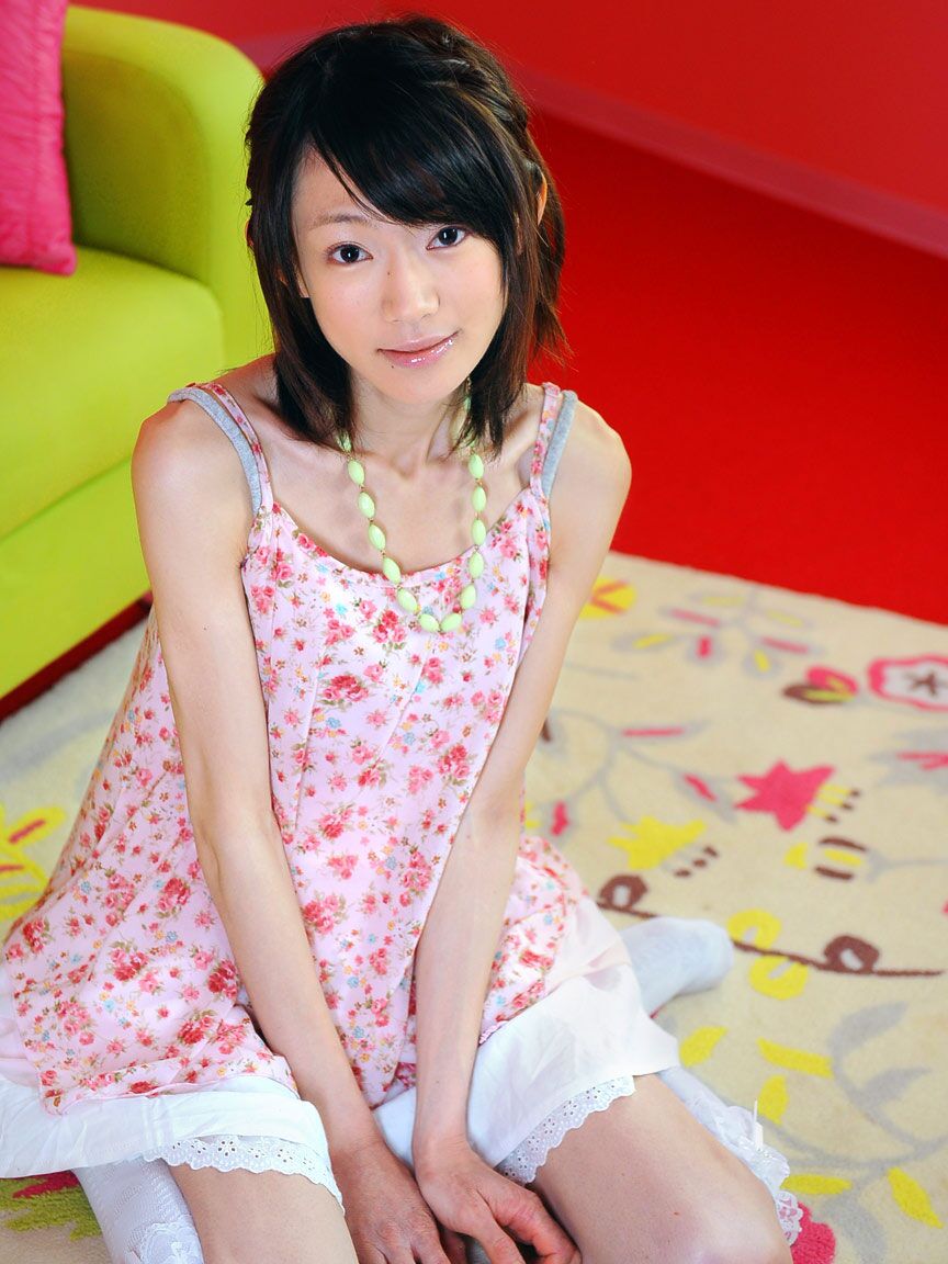 Aoba Ito, écolière asiatique de 12P, écarte les jambes pour jouer, doigter et baiser