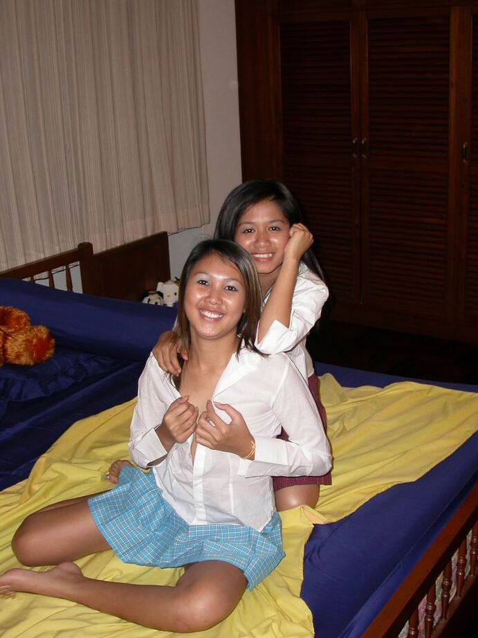 16P Amadores asiáticos exibem roupas íntimas sexy antes do sexo lésbico na cama