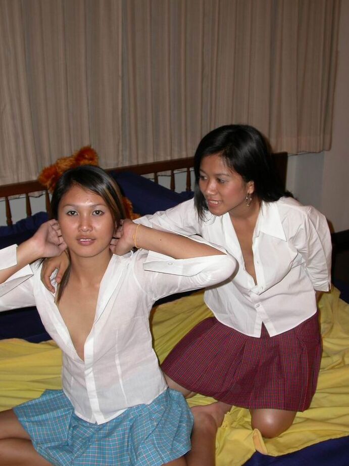 16P Amadores asiáticos exibem roupas íntimas sexy antes do sexo lésbico na cama
