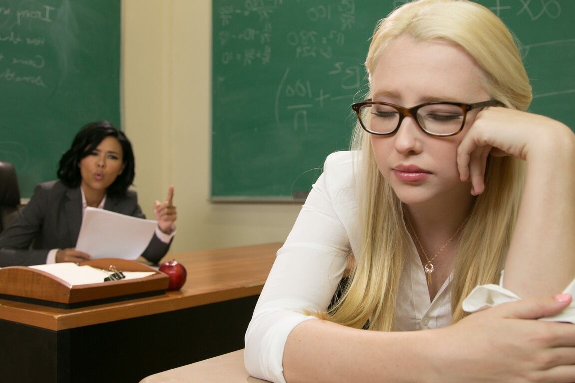 17P La colegiala Samantha Rone jugueteada analmente en detención por la profesora Dana Vespoli