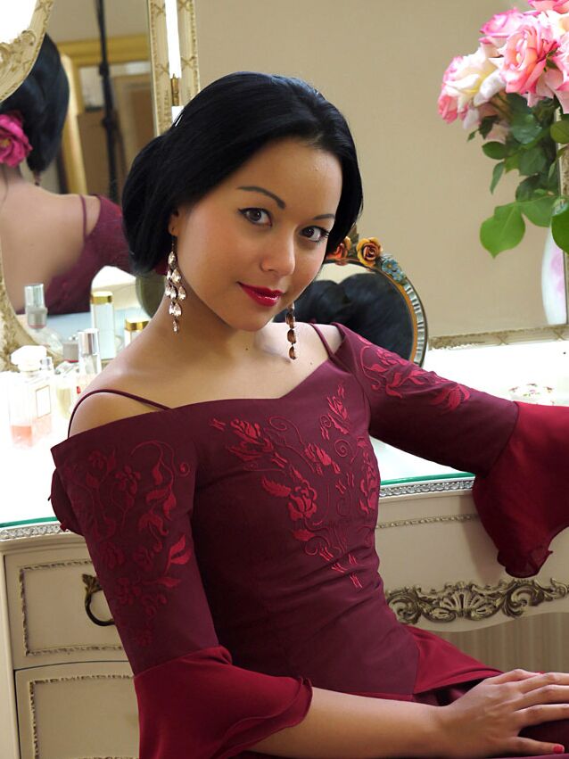 17P A modelo pin up asiática Petra So remove as meias pretas das pernas sensuais