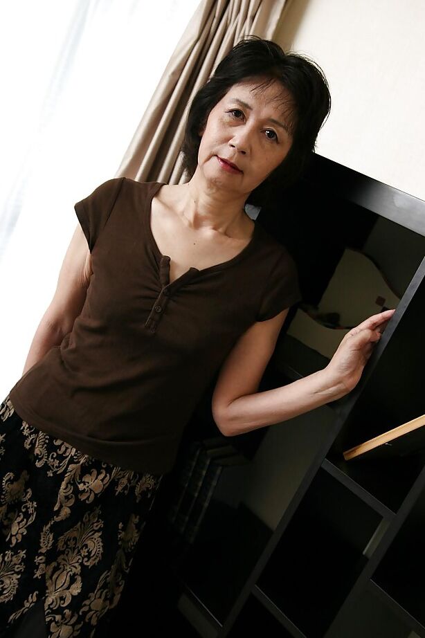 Die 16-jährige asiatische MILF Michiyo Fukumoto zeigt ihre kleinen Titten und ihre haarige Muschi