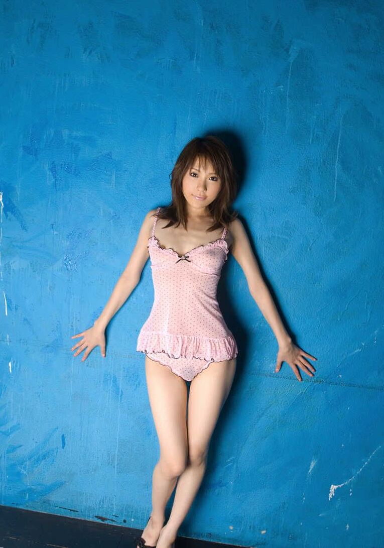16P 日本人の女の子桜木凛がランジェリーを交換しながら熱いお尻と茂みを露出します