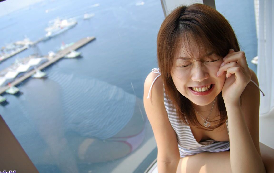 16P, la japonaise Asami Ogawa se déshabille avant de prendre un bain.
