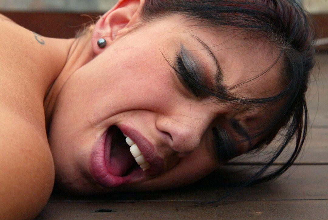21P la lezdom asiatique Annie Cruz humilie