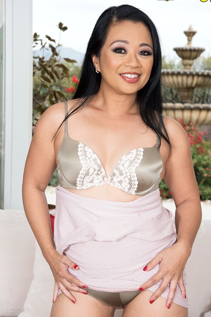 16P A asiática gostosa de meia-idade, Lucky Starr, tira um vestido e lindas para ficar nua