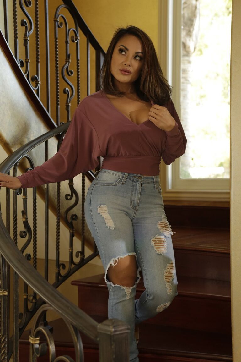 21P A adolescente loira Kate Kennedy é fodida pela asiática com tesão MILF Kaylani Lei