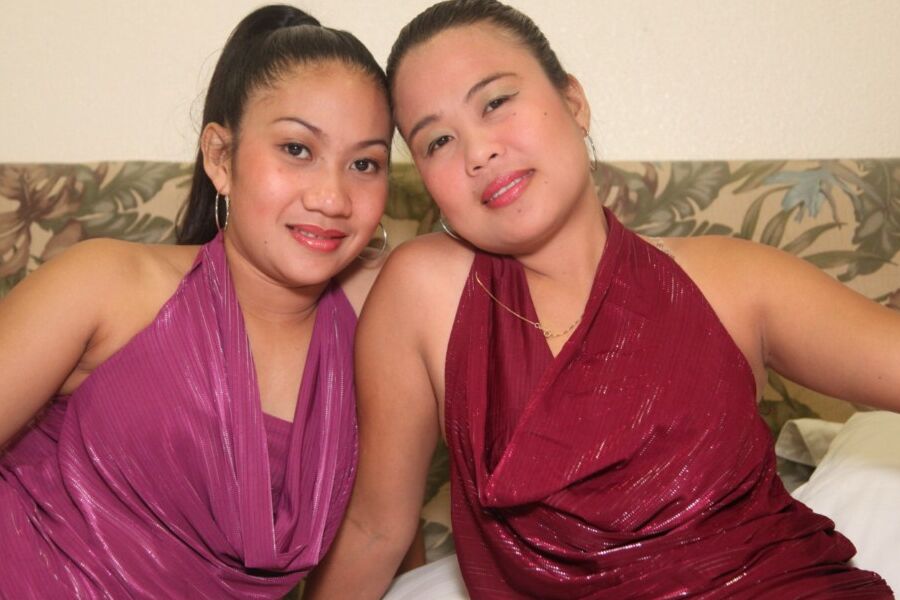 15P Las jóvenes filipinas Anne e Ivy muestran ropa interior bajo la falda antes de desnudarse