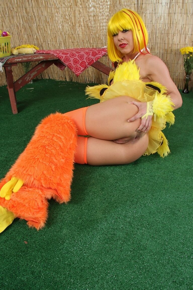 17P La estrella porno madura cachonda Julie Night estirando su ojete en uniforme amarillo
