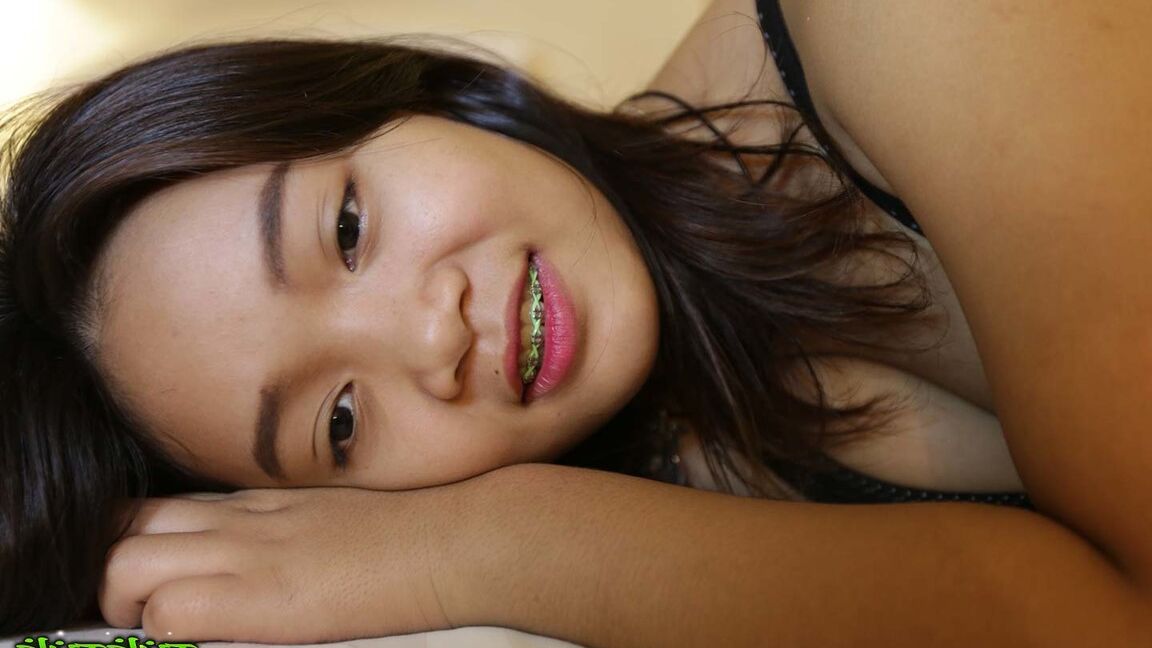 12P Süßes thailändisches Mädchen beginnt ihre neue Karriere und posiert nackt für weiße Männer