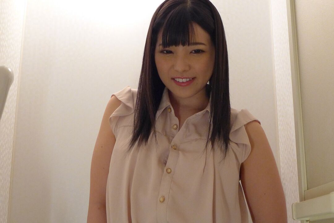 17P Japanese babe Ai Uehara reveals her hairy muff and pees in the shower