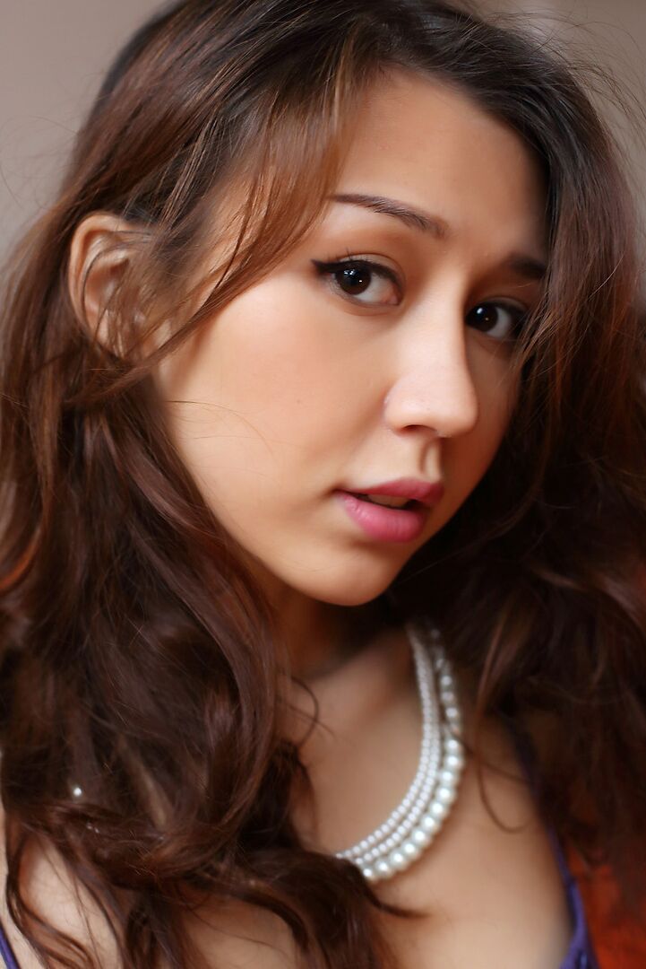 12P Belle fille asiatique en bas violets montrant son castor chauve sexy en gros plan