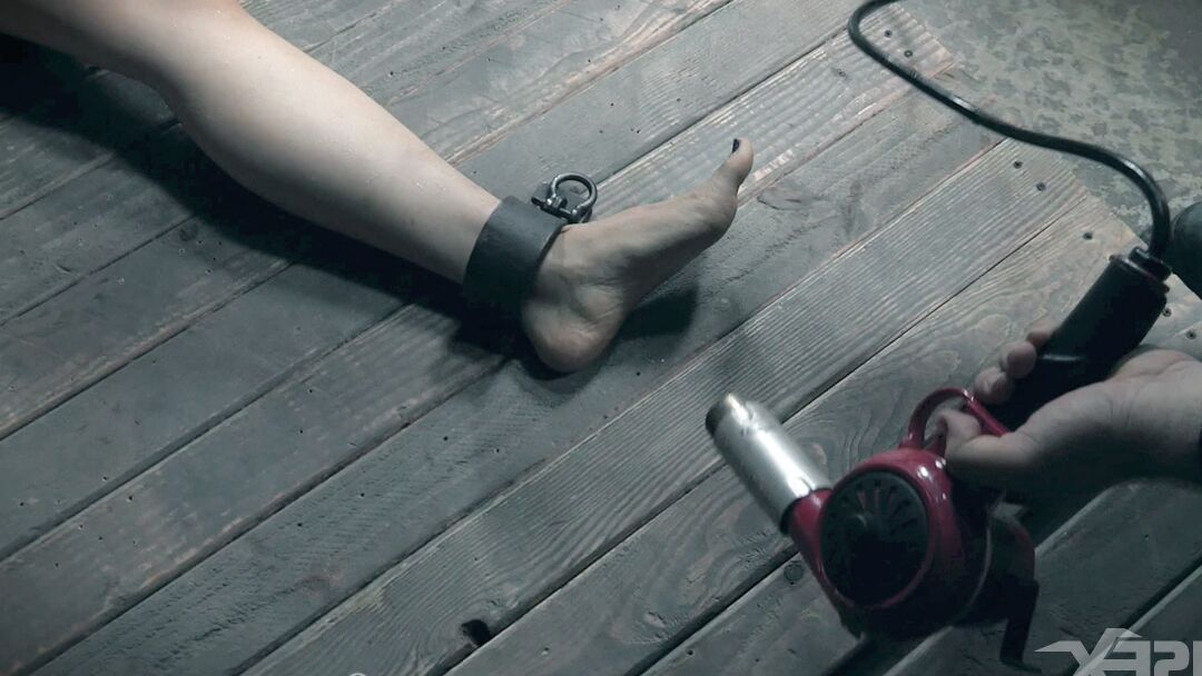 14P La salope Mia Torro et son esclave dans une action lesbienne de bondage désordonnée