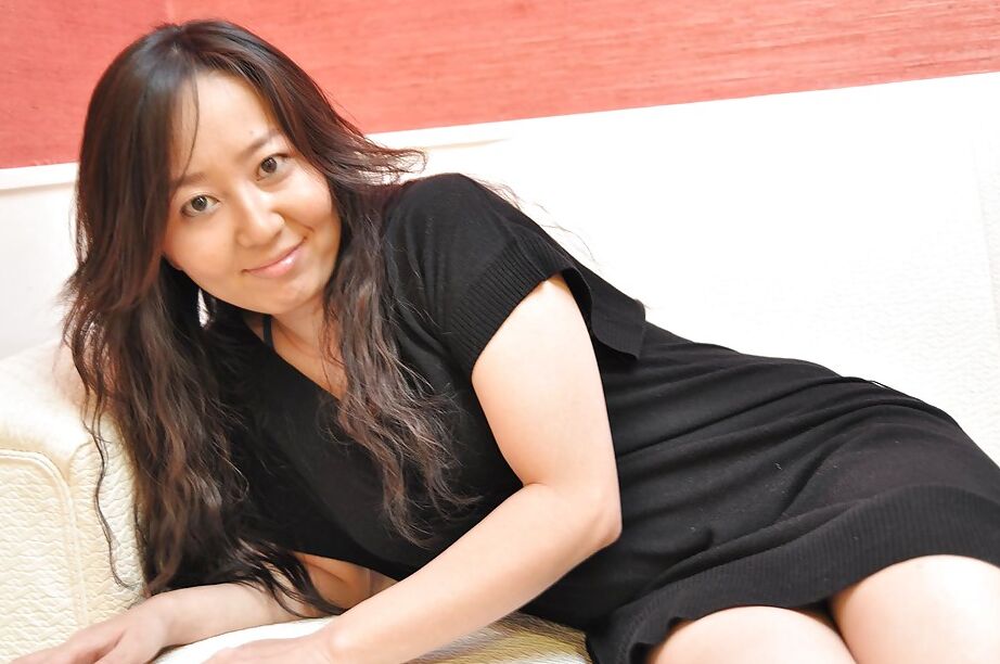 16P Süße asiatische MILF mit süßen Titten zieht ihren tollen Körper aus