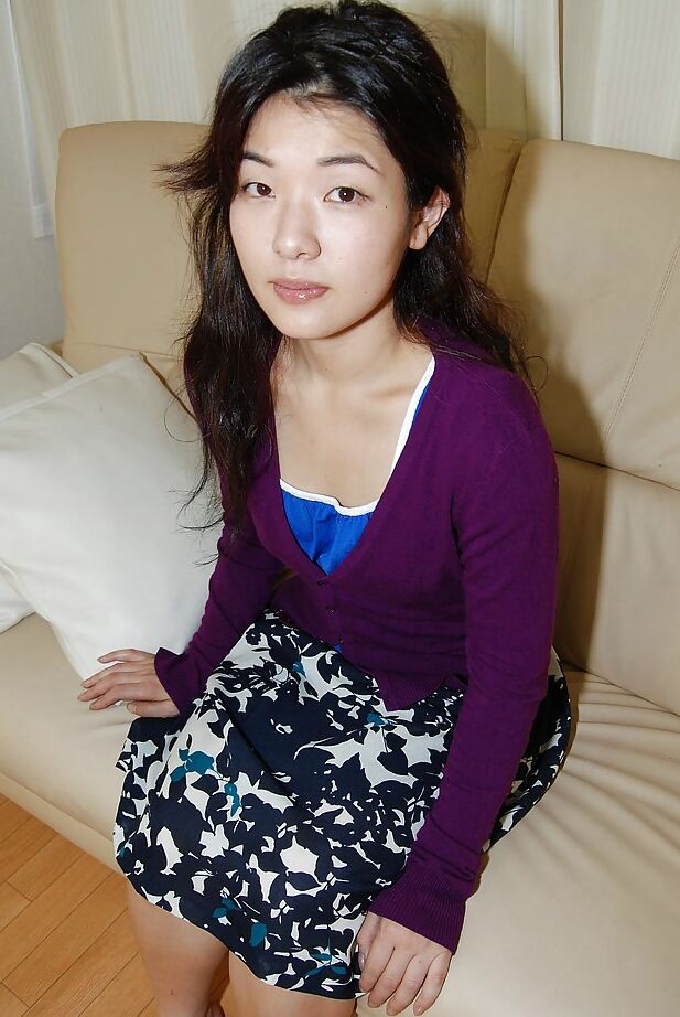 16P Milf Asian Yuko Goto mostra seus peitos minúsculos em uma lingerie sexy