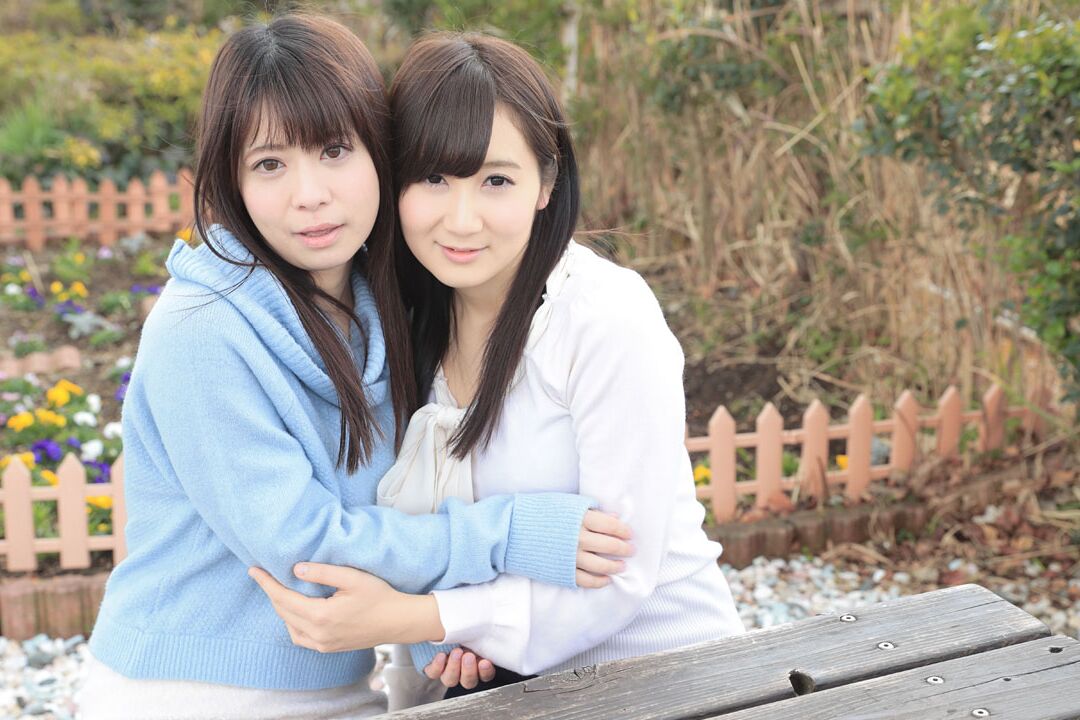 21P Versaute asiatische Freunde ziehen sich auf einem Bett aus und lutschen sich gegenseitig den Muschisaft