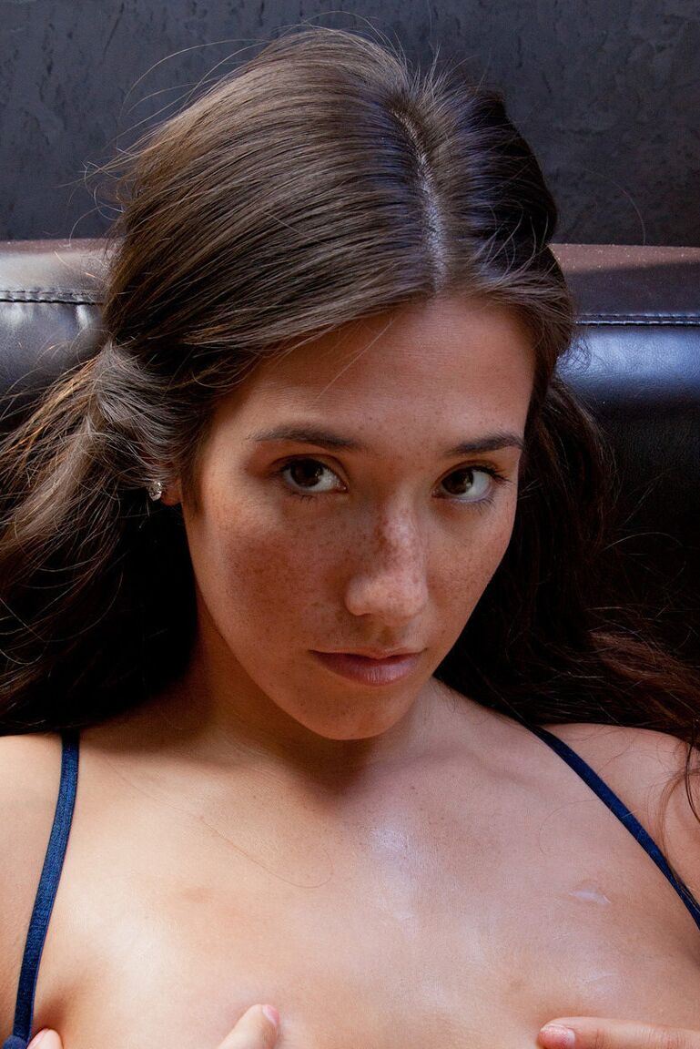 11P A morena deliciosa Eva Lovia esfrega os seios com hidratante